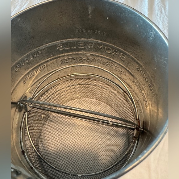 Bromwell’s vintage 5 cup hand sifter - Picture 8 of 8